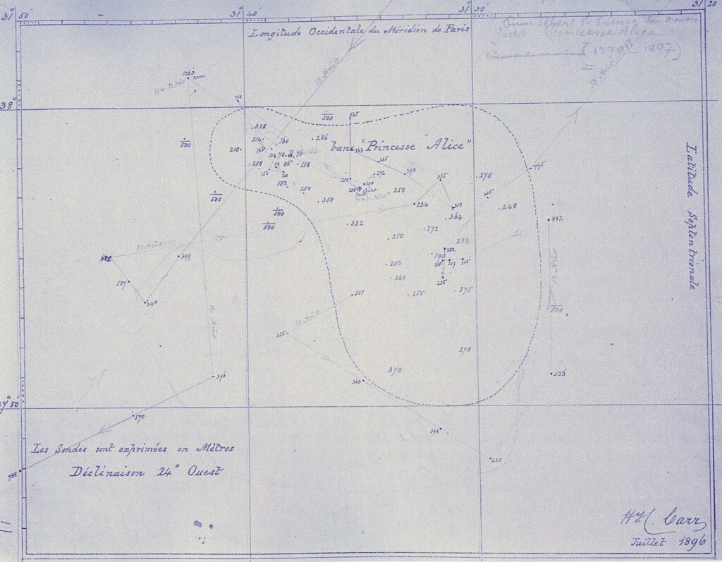 Plan batymetryczny ławicy Princess Alice narysowany niebieskim atramentem w lipcu 1896 roku, z głębokościami w metrach i przerywanym konturem, podpisany przez kapitana Carra