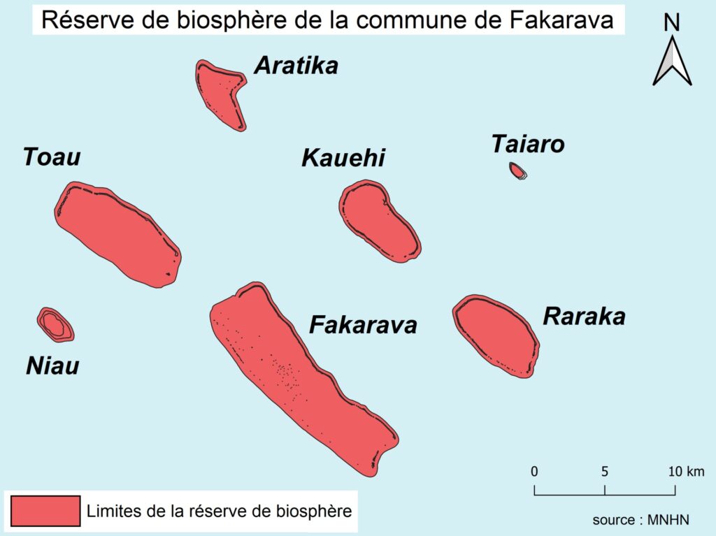 Mapa siedmiu atoli narysowanych na czerwono na jasnoniebieskim tle, w środku Fakarava, wokół Toau, Aratika, Kauehi, Taiaro, Raraka i Niau, ze strzałką północy i skalą