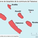 Mapa siedmiu atoli narysowanych na czerwono na jasnoniebieskim tle, w środku Fakarava, wokół Toau, Aratika, Kauehi, Taiaro, Raraka i Niau, ze strzałką północy i skalą