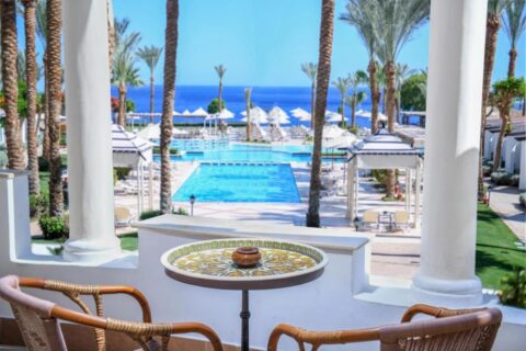 Widok z tarasu JAZ Fanara Resort na baseny, palmy i Morze Czerwone