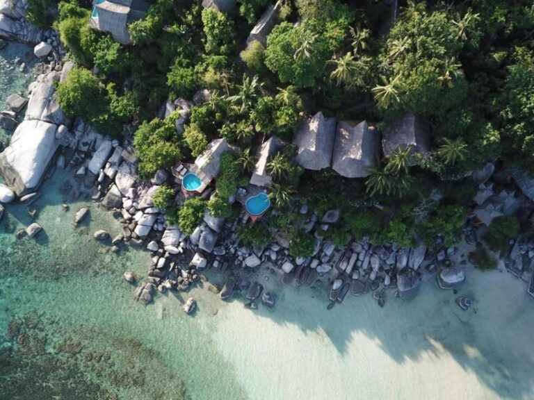 Koh Tao Cabana z lotu ptaka: domki wśród drzew, skały i plaża z białym piaskiem