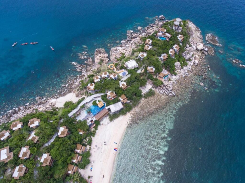 Sai Daeng Resort z lotu ptaka: bungalowy na skalistym cyplu, baseny i piaszczysta plaża