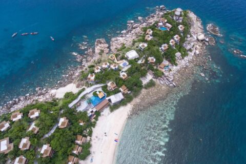 Sai Daeng Resort z lotu ptaka: bungalowy na skalistym cyplu, baseny i piaszczysta plaża