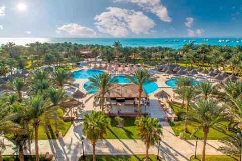 Siva Grand Beach z lotu ptaka: baseny wśród palm i Morze Czerwone z łodziami na kotwicy