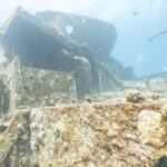 Nadbudówki dziobowej części Thistlegorm pokryte koralami twardymi, widziane z pokładu
