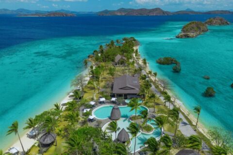 Two Seasons Coron z lotu ptaka: baseny i palmy na wąskim pasie lądu między dwiema plażami